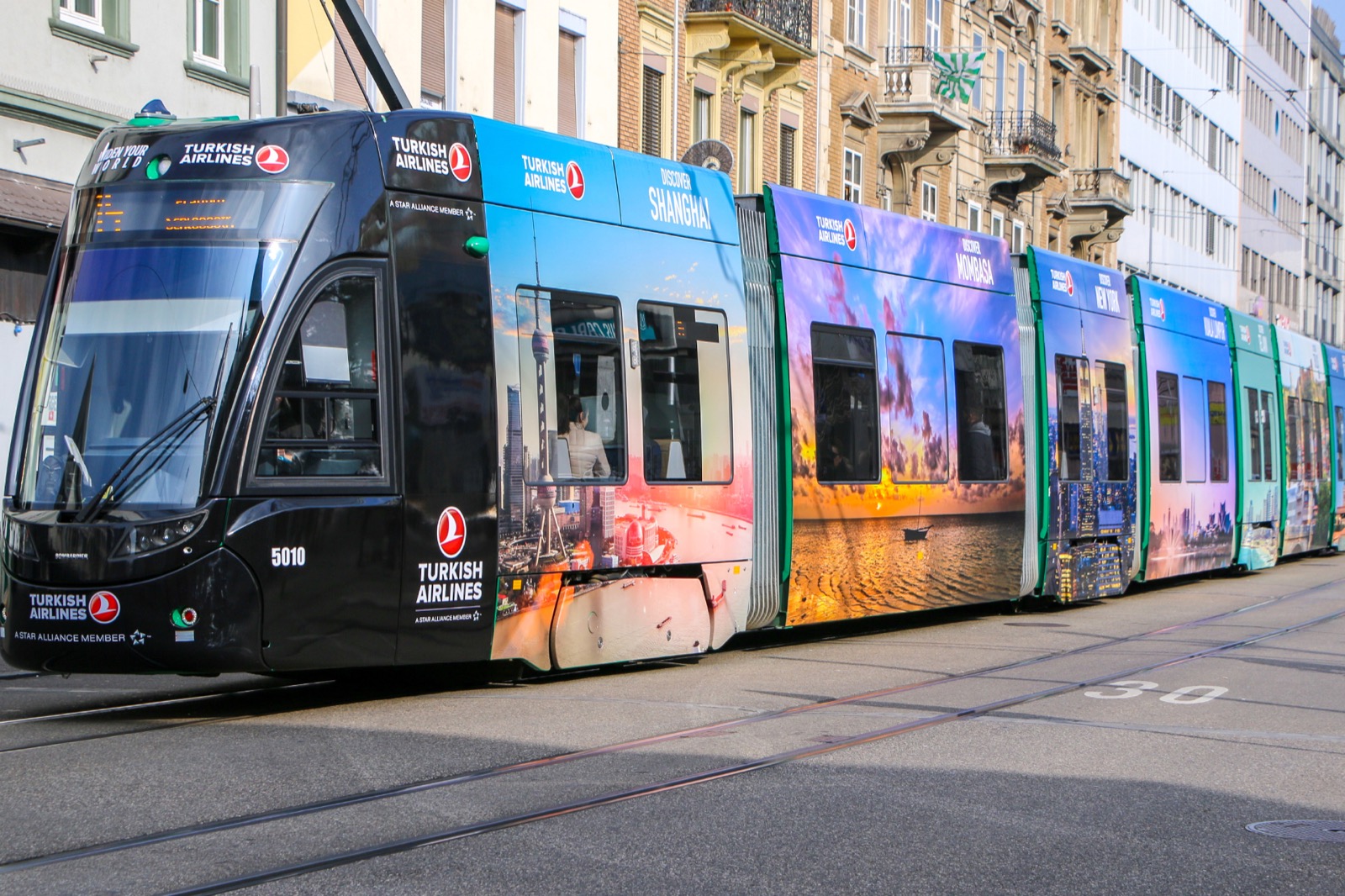 Tram mit farbiger Turkish-Airlines-Vollverklebung in Zürich